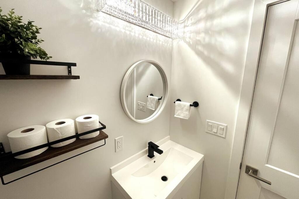 Exquisite, Bright & Modern Condo. Niagara Falls Esterno foto